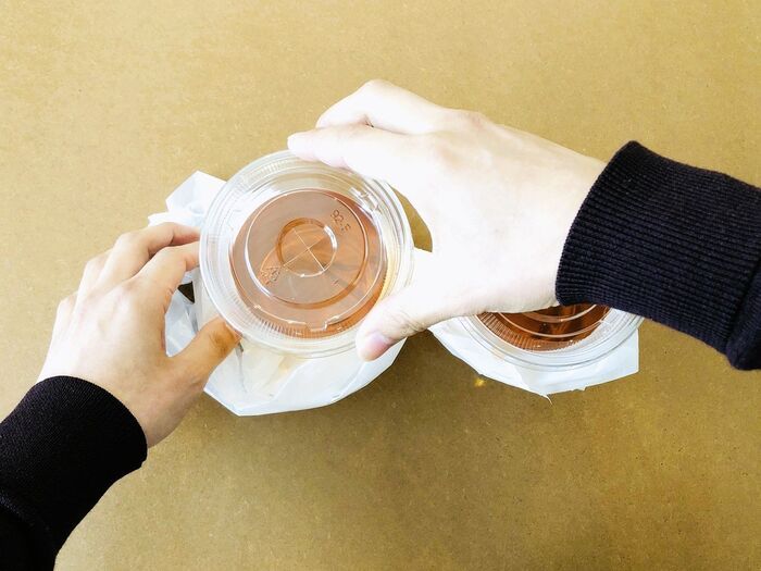 2つのアイスコーヒーを片手でこぼさず持ち歩く裏ワザ。今すぐマネしたくなりますよ♡