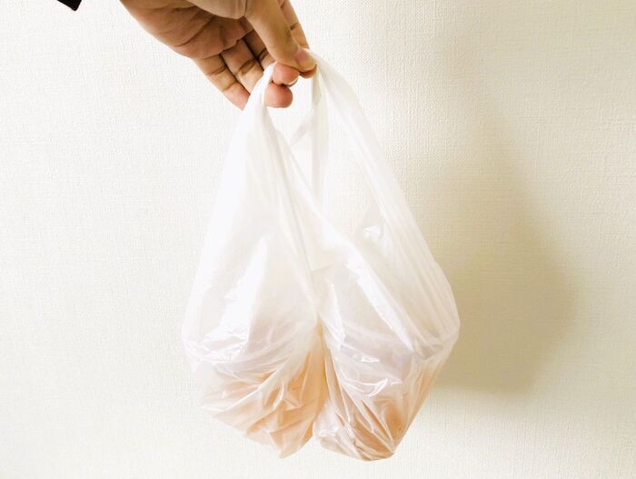 2つのアイスコーヒーを片手でこぼさず持ち歩く裏ワザ。今すぐマネしたくなりますよ♡