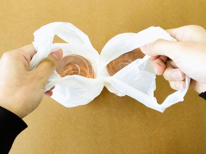 2つのアイスコーヒーを片手でこぼさず持ち歩く裏ワザ。今すぐマネしたくなりますよ♡