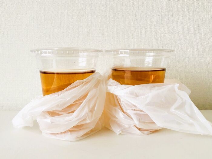 2つのアイスコーヒーを片手でこぼさず持ち歩く裏ワザ。今すぐマネしたくなりますよ♡