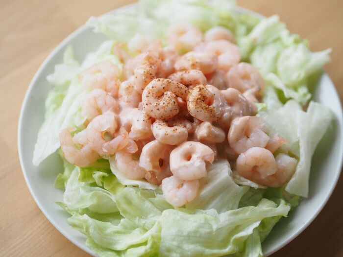 完成した小エビのサラダ