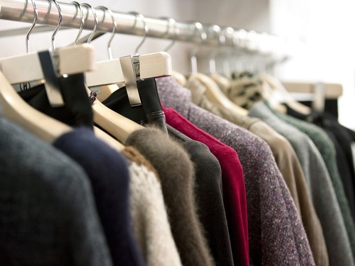 冬シーズンが終わったら冬物衣類をしまう「衣替え」があります。実はこの衣替えのやり方1つで、大切な衣類を長持ちさせることもダメにすることもできるのです。今回は、虫食いを避けるための正しい衣替えについてご紹介します。