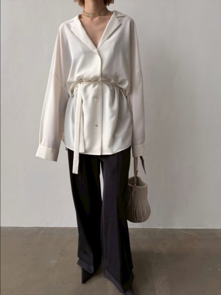 デコルテをきれいに見せてくれるとろみシャツがポイント