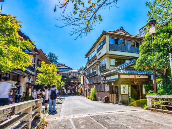 神奈川県の「箱根温泉」は、都心から最も近い観光地の1つです。多彩な泉質と豊かな自然が融合した温泉郷で、「箱根十七湯」と呼ばれる多様な源泉を楽しめます。美術館めぐりや芦ノ湖の絶景など、世代を問わず満喫できる魅力が凝縮されています。