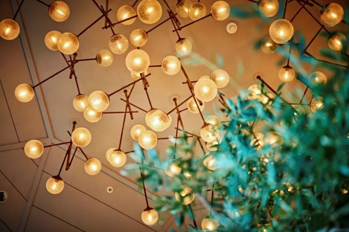 大きな窓から煌く海と豊かな緑が望める2Fカフェラウンジ「ハー