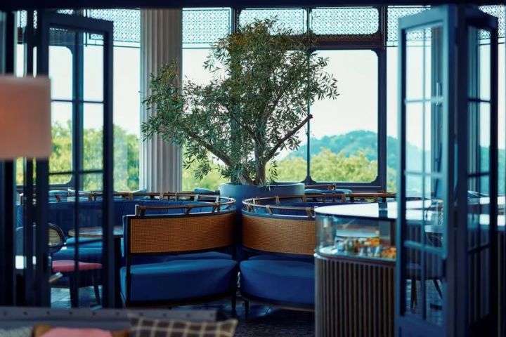 絶景を眺めながらドリンクを楽しめる新設「スカイバー」