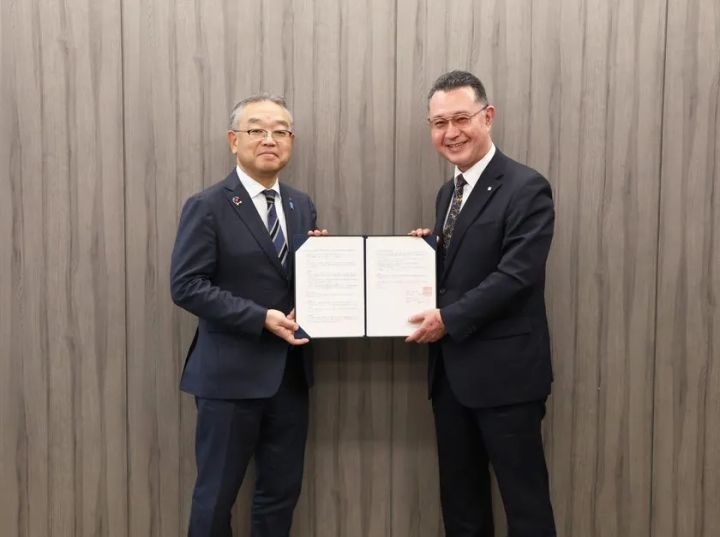 介護福祉士を目指す留学生が団地住民と交流する様子または地域活