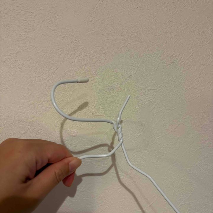 ハンガーのフックを外しているところ