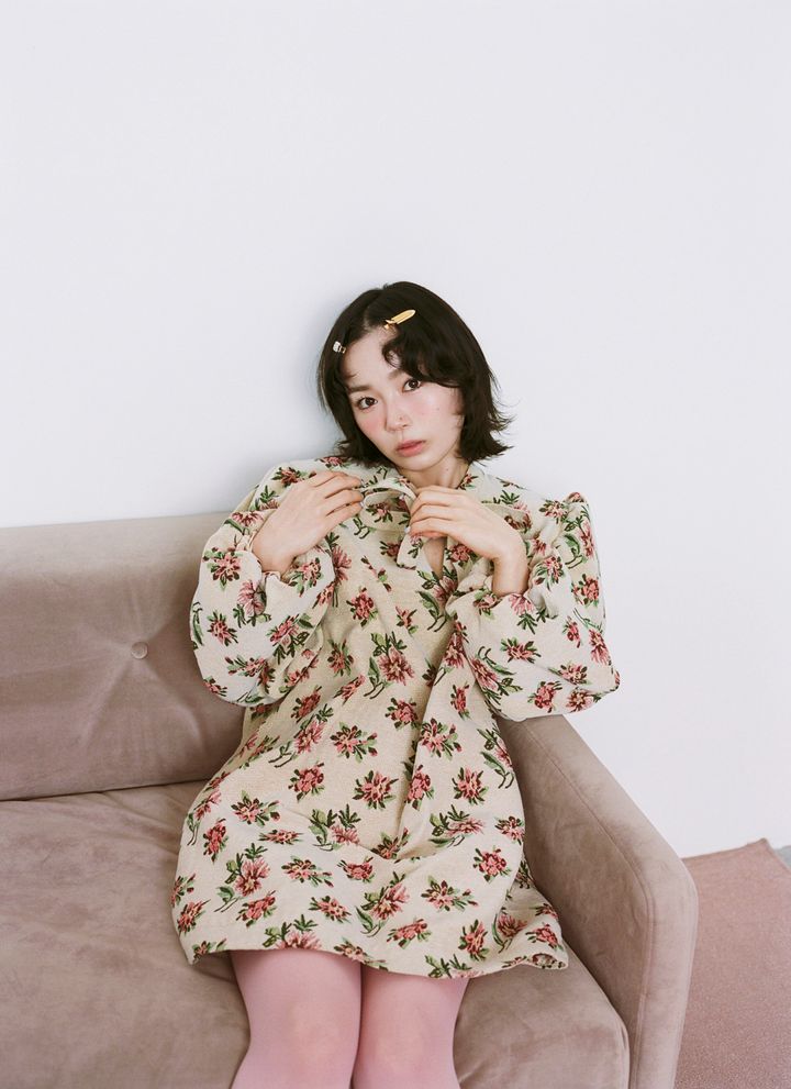 パフスリーブに加え、ボックスシルエットのマイクロミニ丈の花柄ワンピースを纏う宮崎優。