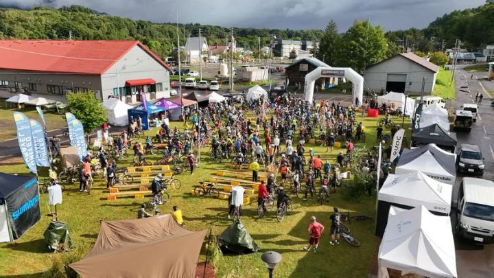 ニセコの自然豊かなグラベルコースを走る参加者