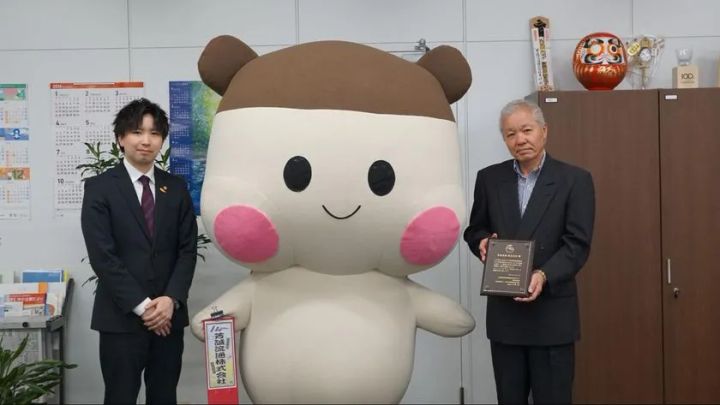 芳誠流通株式会社 代表取締役会長 佐藤正一様（右）と