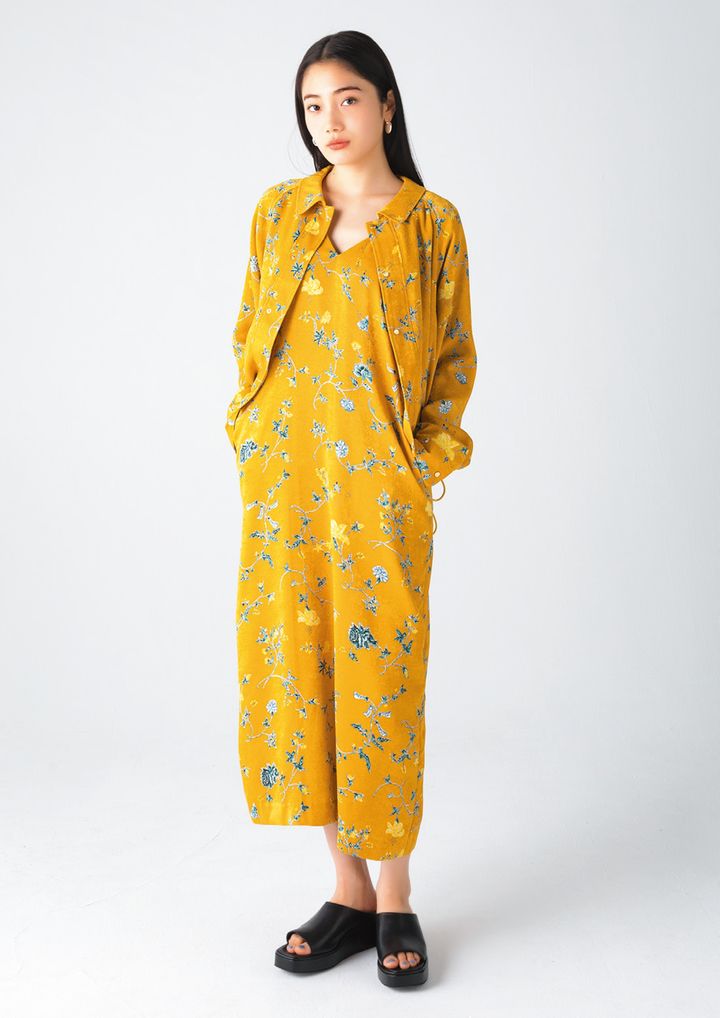 ナローシルエットのノースリーブドレス。