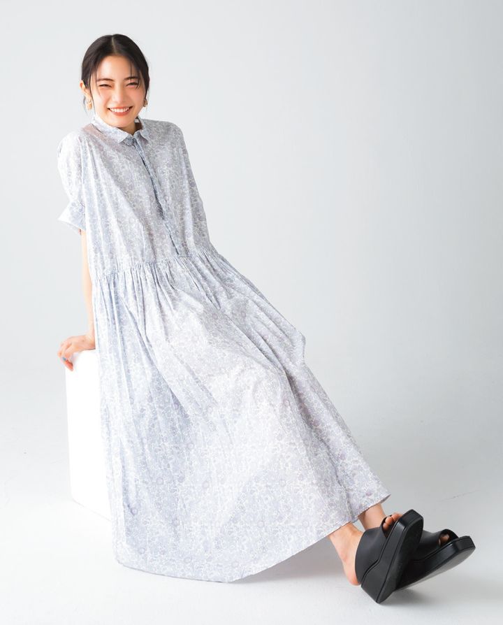 コンパクトな襟やドレープ感が上品なドレス。
