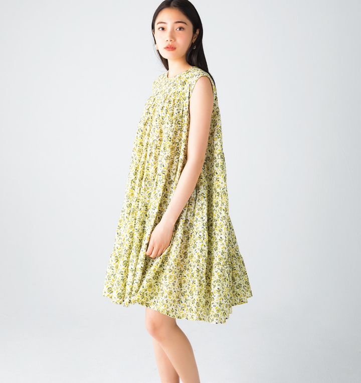 揺れ感が華やかなワンピース。
