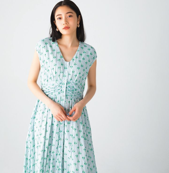 ウエストのギャザーが、エレガントなシルエットに仕上げてくれるドレス。