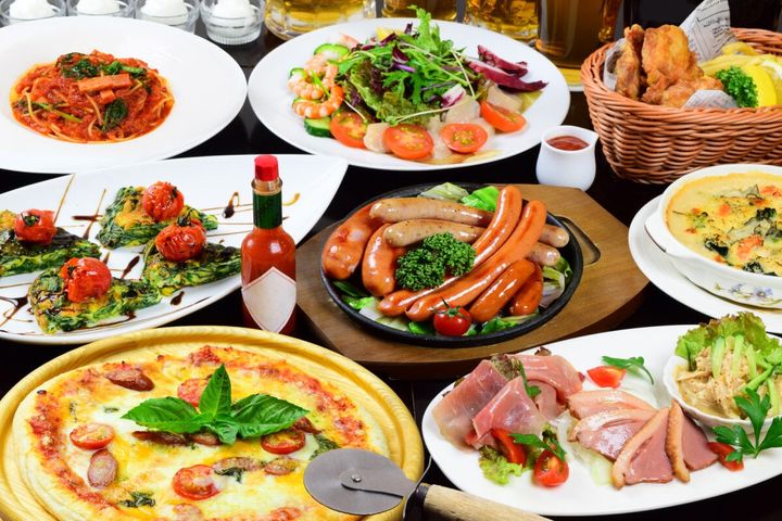 オーダー式の食べ放題サービスの利用時に料理がなかなか提供されない場合、返金請求は可能？（画像はイメージ）