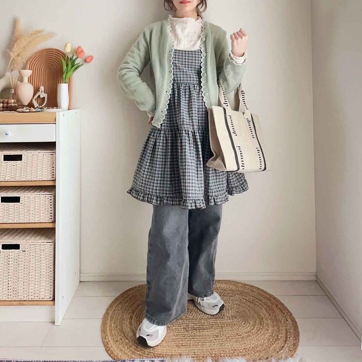 画像: キャミワンピース合わせで甘さをプラス