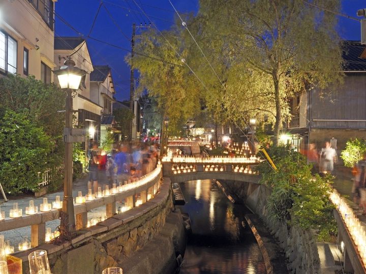 静岡県下田市に位置する下田温泉は、歴史情緒と南国リゾートのような雰囲気の両面を併せ持つ温泉地です。蓮台寺や白浜など市内に点在する源泉の総称で、肌に優しい単純温泉が旅の疲れを癒してくれます。金目鯛などのグルメや絶景スポットも豊富です。