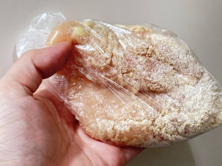 ダイソーの塩こうじミニと鶏肉を袋に入れて漬け込む様子