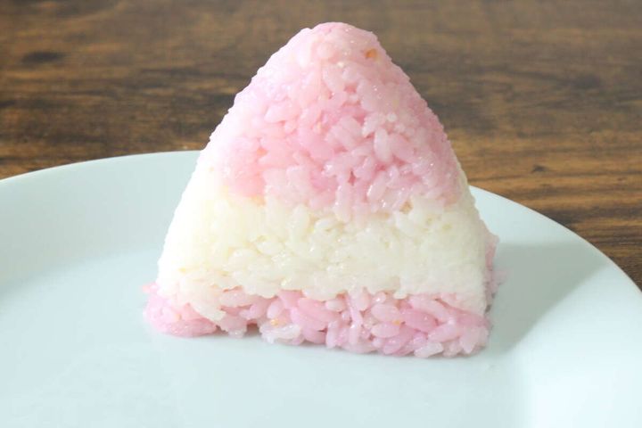 ダイソーの3色おにぎりメーカーで作った紅白おにぎり