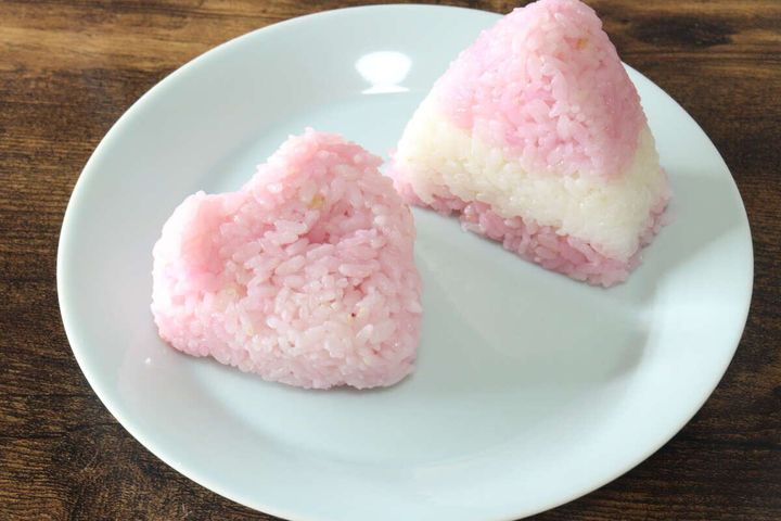 ダイソーの3色おにぎりメーカーで作ったハート型のおにぎり