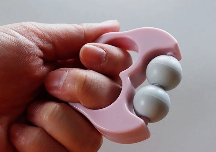 ダイソー ミニ携帯フェイスローラー（2つ穴） サイズ感