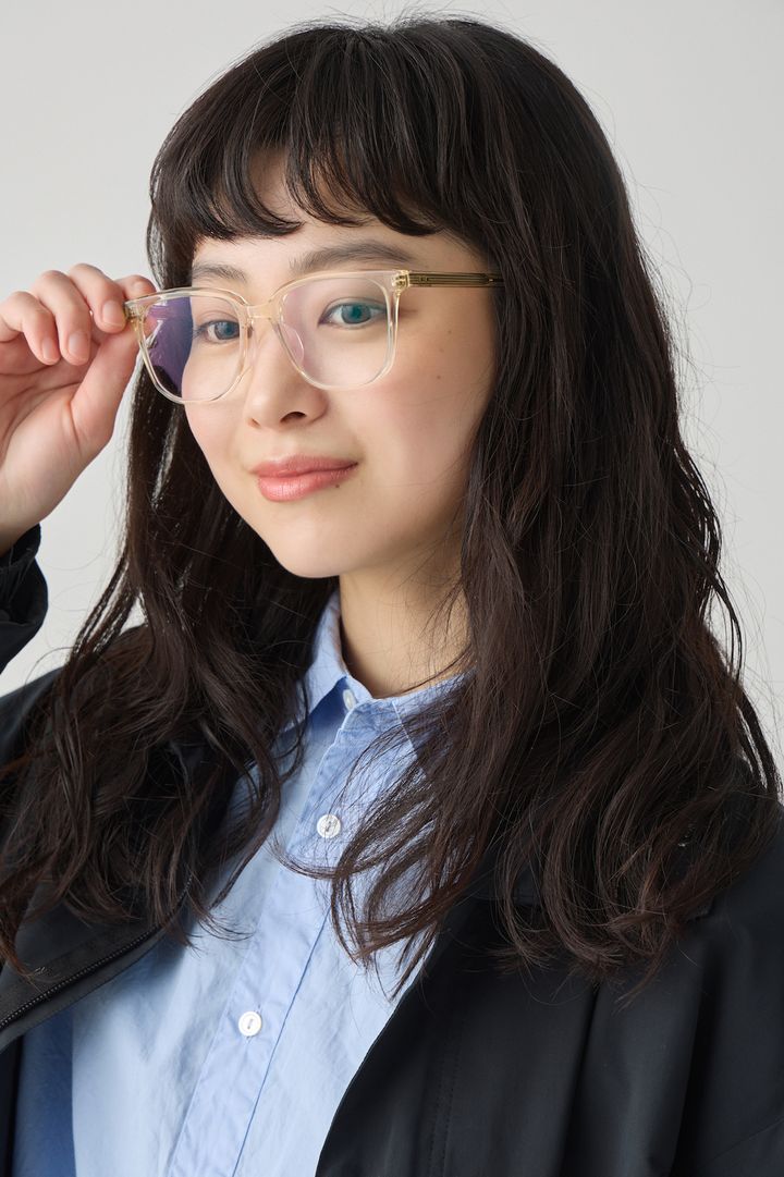 春マリンはこの３色で決まり！ゆるっと白パンツ＆クリアフレームのメガネで軽やかに【FUDGE FRIEND おしゃれさんの毎日コーディネート vol.672｜田中真里奈】