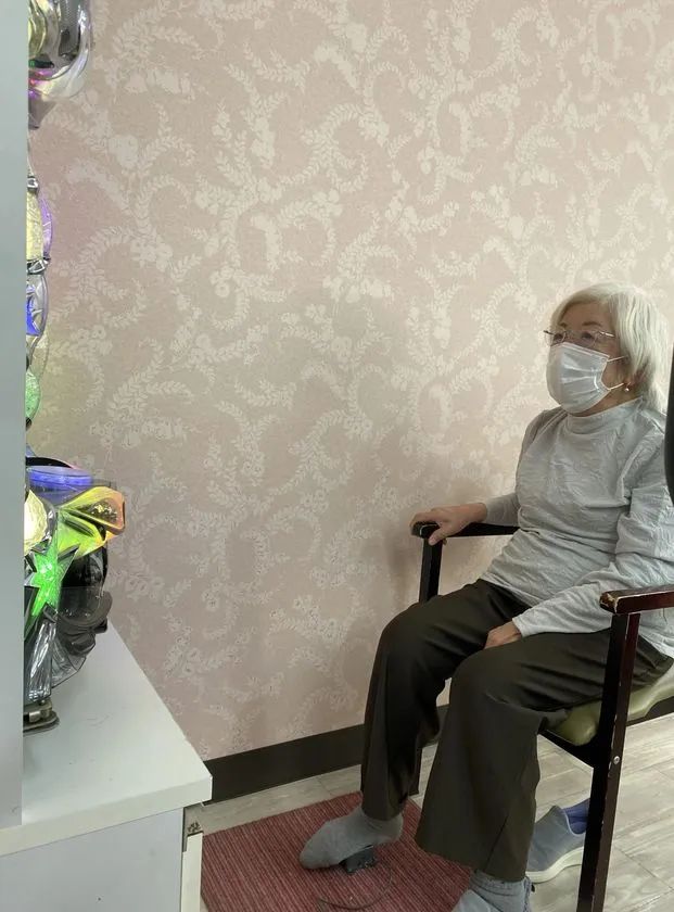 設置機器で楽しみながら手指運動・リハビリに取り組む利用者