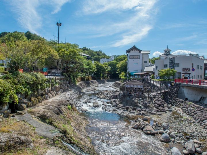 伊豆半島で最も長い歴史を持つ修善寺温泉は開湯1200年の名湯です。桂川沿いに広がる竹林や歴史ある寺院が「伊豆の小江戸」とも称される情緒豊かな街並みが特徴。2026年には宝探しなどの最新イベントも開催され、古き良き風情と現代の楽しみが共存しています。