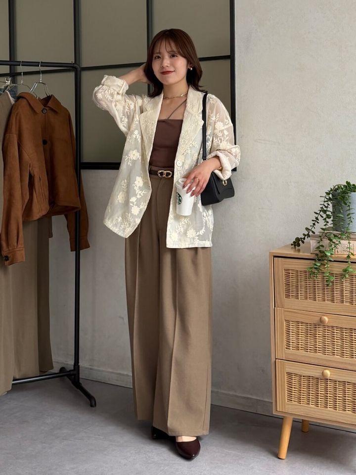 2026春大人女性ジャケット淡色コーデ