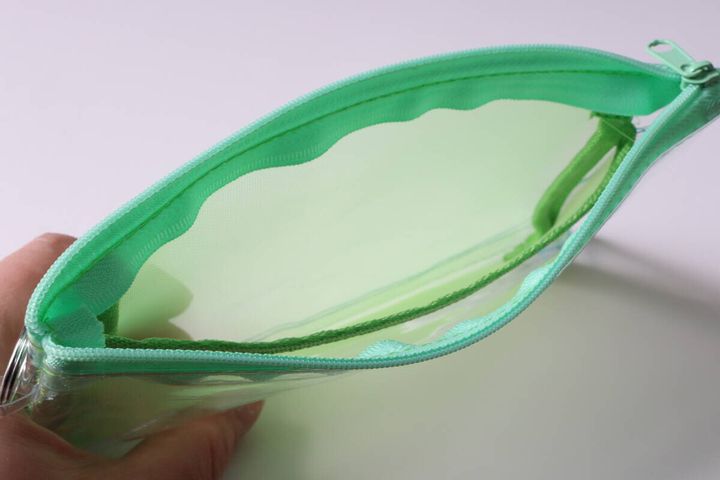 ダイソーのメッシュポケット付ペンケース