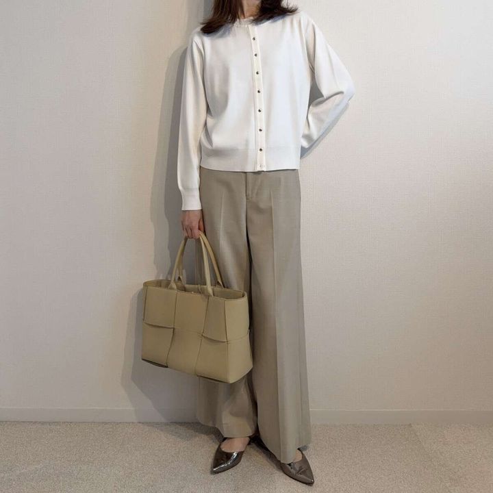 PLST UVカットレーヨンブレンドメタルボタンカーディガンのベージュコーデ