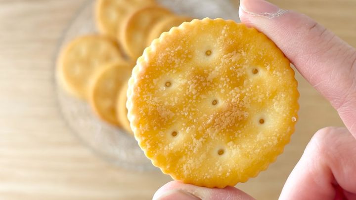 濃厚チーズで「酒に合います」【ファミマ】の新作クラッカーがクセになる