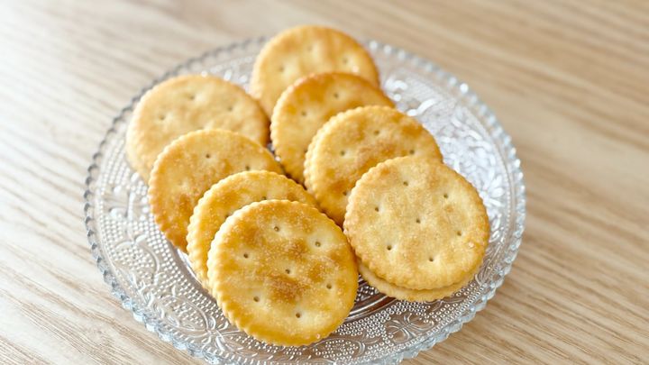 濃厚チーズで「酒に合います」【ファミマ】の新作クラッカーがクセになる