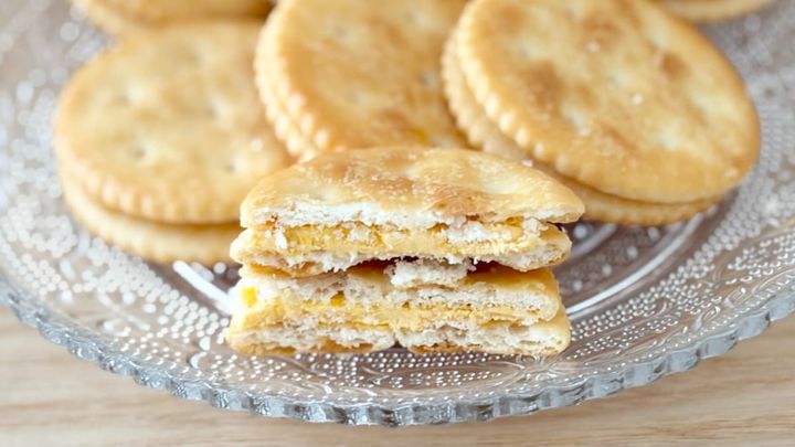 濃厚チーズで「酒に合います」【ファミマ】の新作クラッカーがクセになる