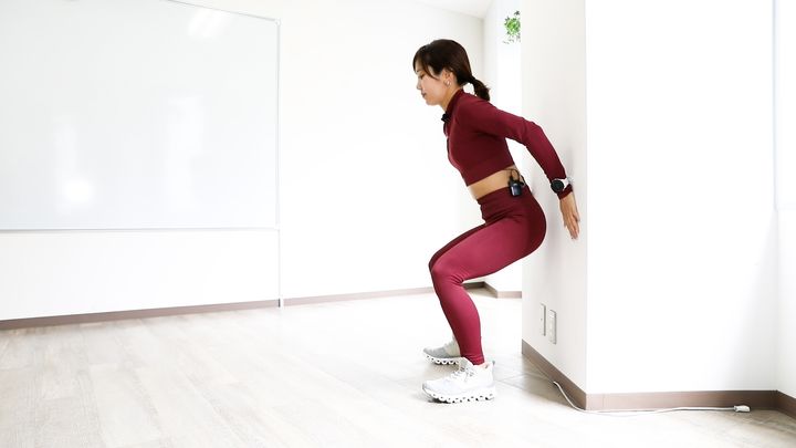 ウォールシットのやり方1 壁に背中をつける