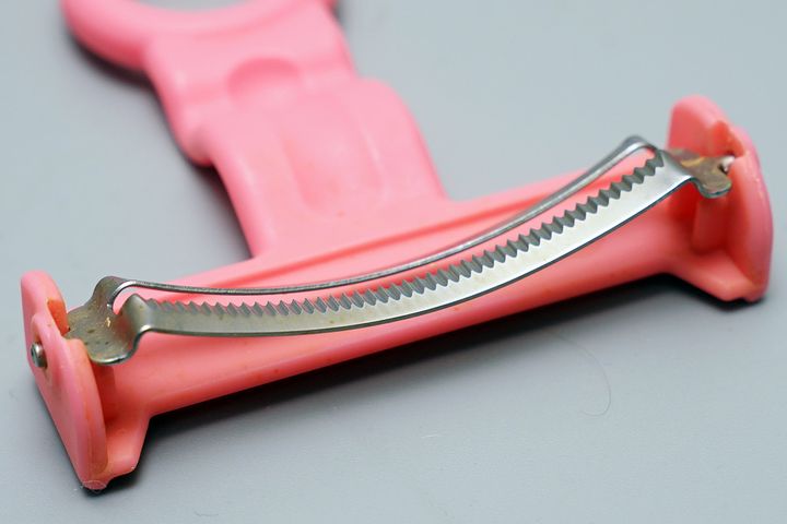 丸いものにしっかりとフィットするように設計されたアーチ刃が特徴です。