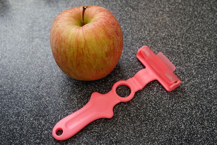 リンゴをピーラーで剥くことに、どこか罪悪感があるのは筆者だけでしょうか？