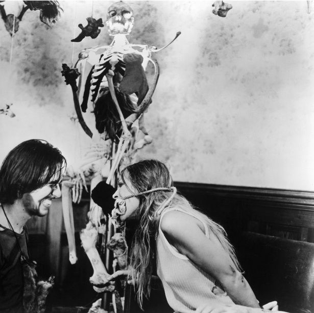 美術は本物の動物の死体で作られている(『悪魔のいけにえ』) [c]Everett Collection/AFLO