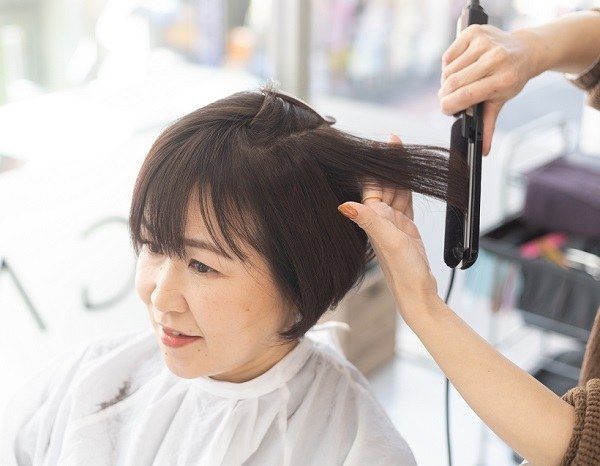 イメチェンのポイント3：ヘアアイロン