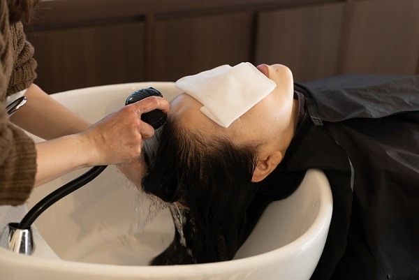 イメチェンのポイント1：シャンプー時の頭皮マッサージで薄毛・白髪対策