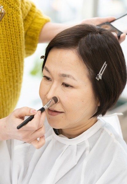 イメチェンのポイント5：ノーズメイクで立体感をプラスして、キュッと小顔に！