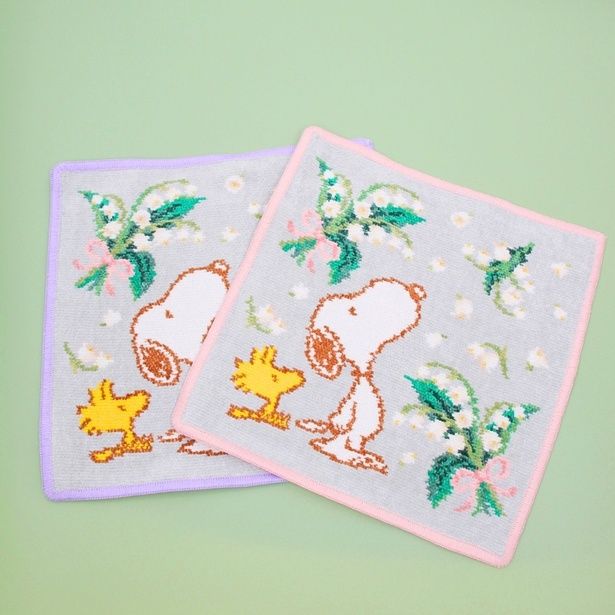 スヌーピーピュールミュゲ柄の「ハンカチ」(各2970円)。フチ色はパープルとピンクの2種