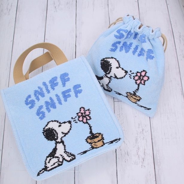 スヌーピースニッフスニッフ柄の「バッグ」(1万5400円)と「巾着」(8250円)