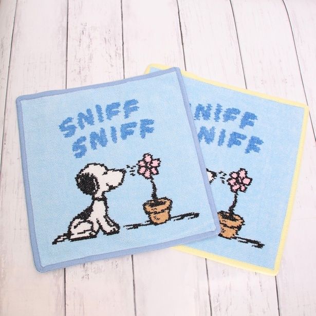 スヌーピースニッフスニッフ柄の「ハンカチ」(各2970円)。フチ色はブルーとイエローの2種