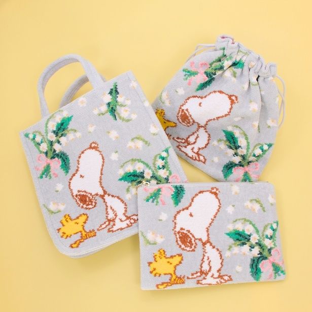 スヌーピーピュールミュゲ柄の「バッグ」(1万6500円)、「巾着」(8250円)、「フラットポーチ」(7150円)