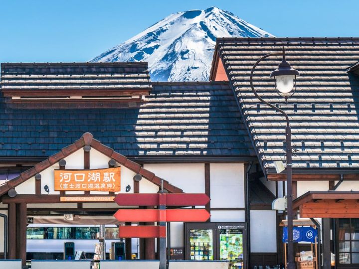 山梨県富士河口湖町にある「富士河口湖温泉郷」は、雄大な富士山を間近に望む絶景の温泉地です。1992年誕生の比較的新しい温泉地ながら、5つの源泉からなる豊かな湯量を誇ります。都心からのアクセスも良く、レジャーやグルメも充実した温泉リゾートです。