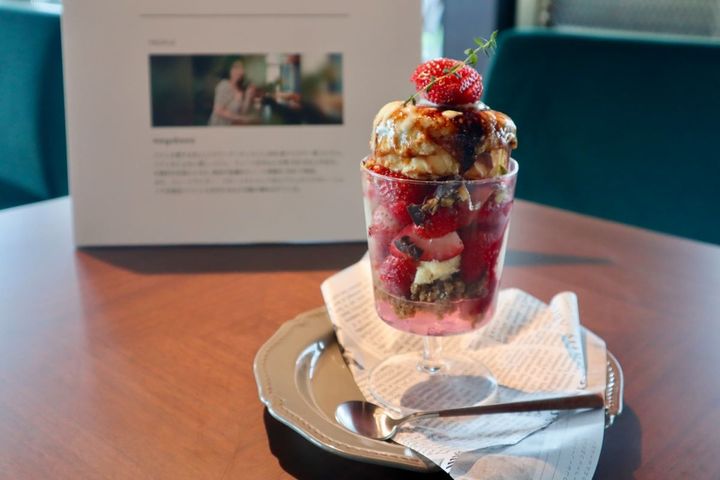 「お客様の目の前で”焼き上げる”フルーツパフェ」1800円