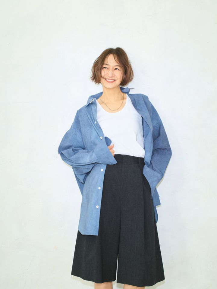 シャツ¥99,000、タンクトップ¥22,000／ともにブラミンク（ブラミンク トーキョー） 、ハーフパンツ¥30,800／ロエフ（エイチ ビューティー&ユース） 、ピアス¥52,700、ネックレス¥71,900／ともにトムウッド（トムウッド 青山店）