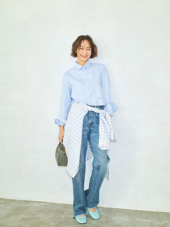 シャツ¥57,200／オム ガールズ（バーニーズ ニューヨーク） 、腰に巻いたシャツ¥129,800／ドゥロワー（ドゥロワー 青山店）、デニム¥35,200／アンスクリア（アマン）、ピアス¥35,100／トムウッド（トムウッド 青山店）、バッグ¥272,800／モワナ（モワナ 伊勢丹新宿店）、靴¥126,500／セルジオ ロッシ（セルジオ ロッシ ジャパン カスタマーサービス）